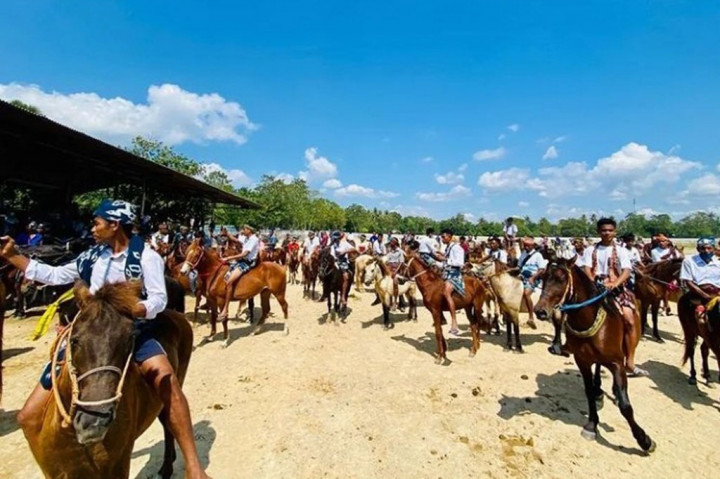 Ketika lomba dimulai, teriakan penonton menyemarakkan arena pacuan. Saat kuda pertama melewati garis akhir, tampak joki memberi hormat kepada Presiden Jokowi dan dibalas dengan acungan jempol.