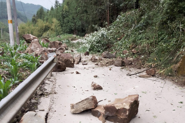 Batu-batu besar berserakan memblokade jalan setelah gempa berkekuatan magnitudo 6,1 menewaskan empat orang dan melukai 14 lainnya di Yaan, di Provinsi Sichuan, barat daya Tiongkok pada Kamis, 2 Juni 2022.