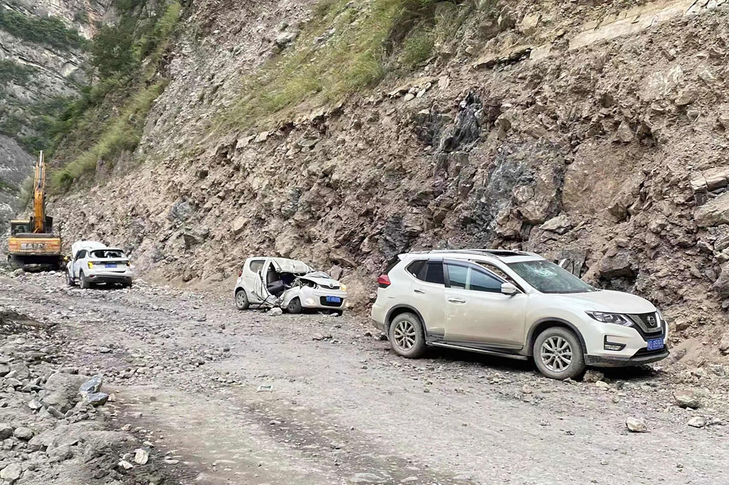 Empat korban tewas tersebut karena tertimpa reruntuhan batu saat gempa dangkal mengguncang Kota Yaan, Provinsi Sichuan, demikian otoritas setempat, Kamis.
