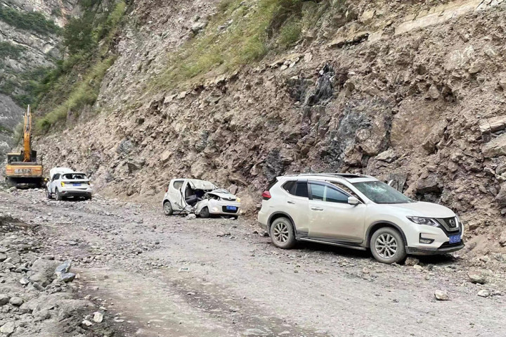 Empat korban tewas tersebut karena tertimpa reruntuhan batu saat gempa dangkal mengguncang Kota Yaan, Provinsi Sichuan, demikian otoritas setempat, Kamis.