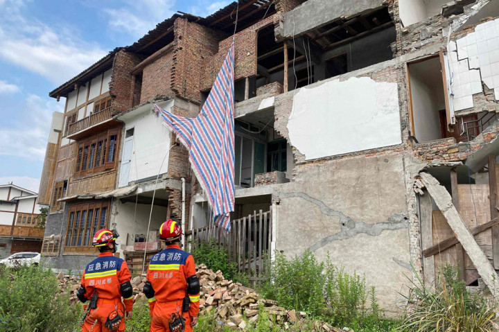 Data Pusat Jaringan Gempa China (CENC) menyebutkan bahwa gempa di Lushan, Yaan, terjadi pada Rabu (1/6) pukul 17.00 waktu setempat (16.00 WIB) bermagnitudo 6,1.