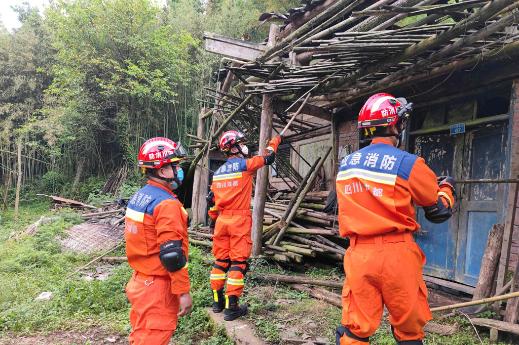 Selang tiga menit kemudian gempa bermagnitudo 4,5 mengguncang Baoxing, Yaan. Yaan yang berlokasi di wilayah barat Sichuan memang terdapat pegunungan.