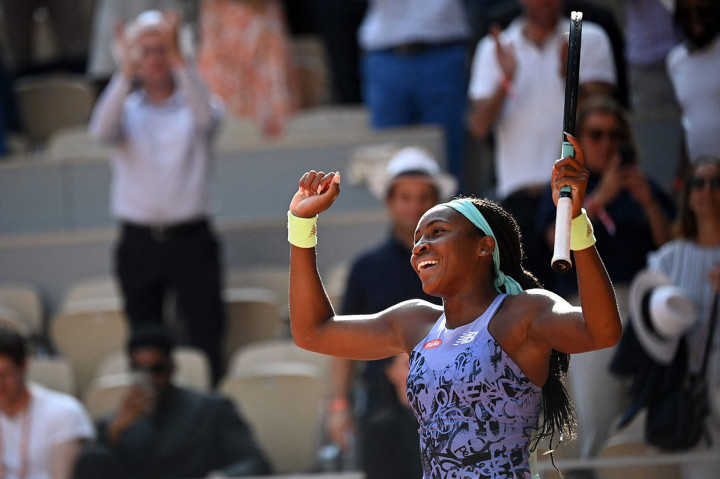 Petenis remaja asal Amerika Serikat Coco Gauff melakukan selebrasi usai menghancurkan petenis Italia Martina Trevisan dengan 6-3, 6-1 di semifinal French Open pada Kamis, 2 Juni 2022 waktu setempat.