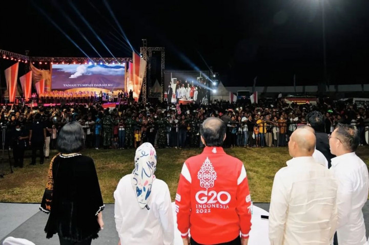 Presiden Joko Widodo (Jokowi) beserta Ibu Negara Iriana Joko Widodo menghabiskan malam bersama masyarakat dengan menonton Konser Kebangsaan yang menghadirkan grup musik Slank dan Kla Project di Kabupaten Ende, Nusa Tenggara Timur (NTT), Rabu 1 Juni 2022 malam.