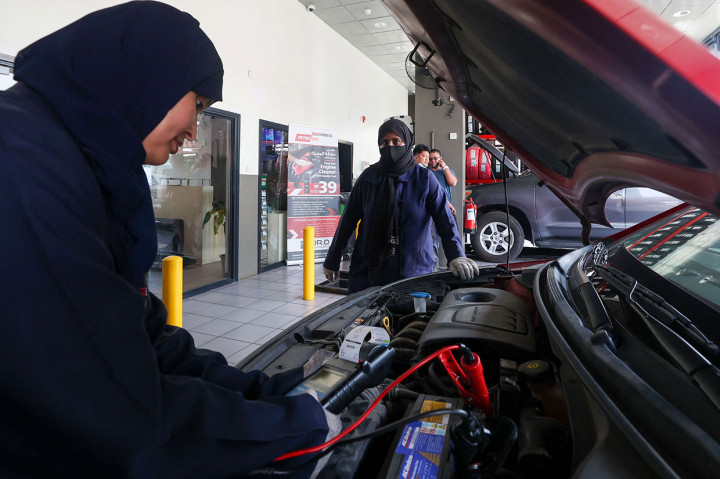Namun para peserta pelatihan perempuan, mungkin tak terhindarkan, menghadapi sejumlah hambatan saat mereka memasuki bidang yang didominasi laki-laki di seluruh dunia -- dan terlebih lagi di kerajaan Muslim konservatif.