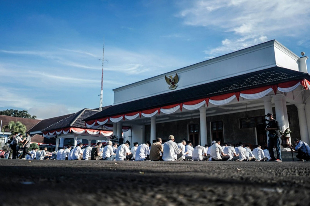 Pemerintah Kabupaten Ciamis menggelar doa bersama untuk keselamatan Emmeril Kahn Mumtadz (Eril), putra sulung Gubernur Jabar Ridwan Kamil yang dinyatakan hilang usai terseret arus saat berenang di Sungai Aare, Kota Bern, Swiss pada Kamis, 26 Mei 2022 lalu.