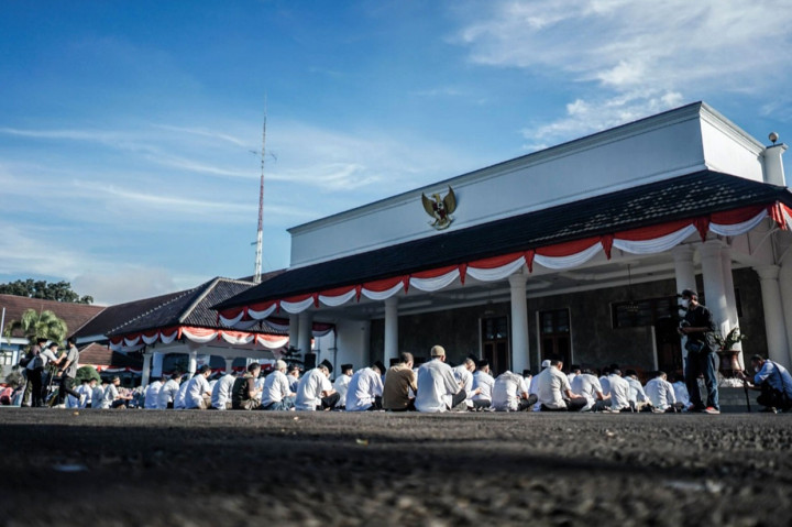 Pemerintah Kabupaten Ciamis menggelar doa bersama untuk keselamatan Emmeril Kahn Mumtadz (Eril), putra sulung Gubernur Jabar Ridwan Kamil yang dinyatakan hilang usai terseret arus saat berenang di Sungai Aare, Kota Bern, Swiss pada Kamis, 26 Mei 2022 lalu.