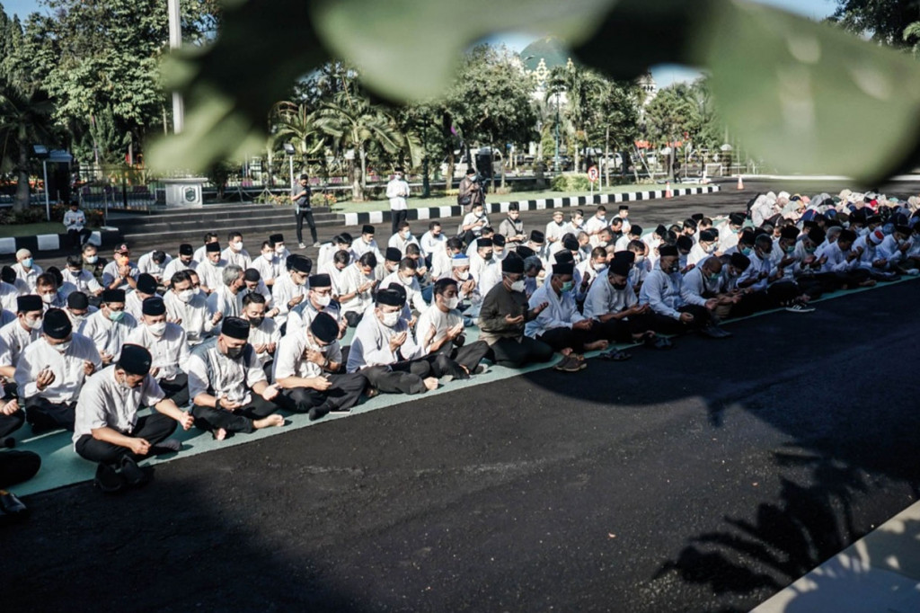 Doa bersama dipimpin langsung oleh Asisten Pemerintahan dan Kesra, Wasdi dan diikuti oleh para aparatur sipil negara (ASN) lingkup Pemerintah Kabupaten Ciamis di halaman Pendopo Bupati, Jumat, 3 Juni 2022.