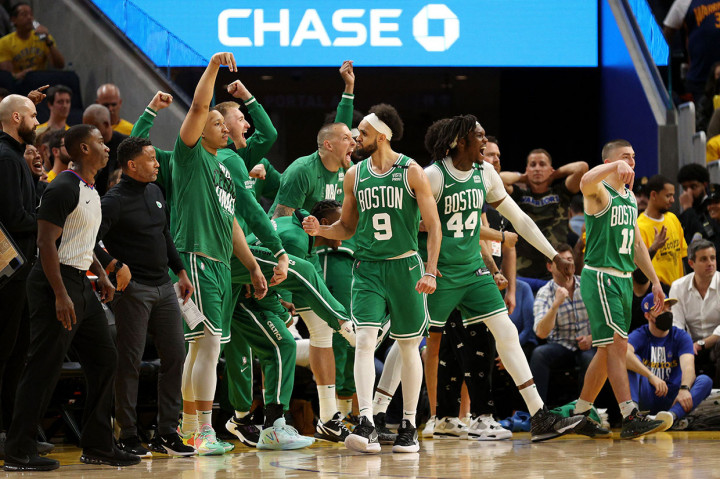 Para pemain Boston Celtics bergembira usai berhasil mencuri Gim 1 Final NBA dari Golden State Warriors lewat kemenangan 120-108 di Chase Center, California, Jumat, 3 Juni 2022 WIB.