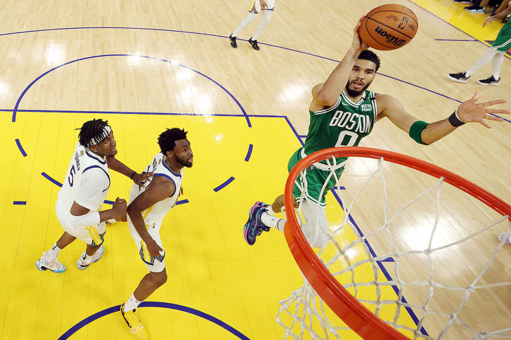 Sementara bintang utama Celtics, Jayson Tatum hanya mampu mencapai tingkat konversi percobaan terbuka 17,6 persen dan cuma mencetak 12 poin serta 13 assist.