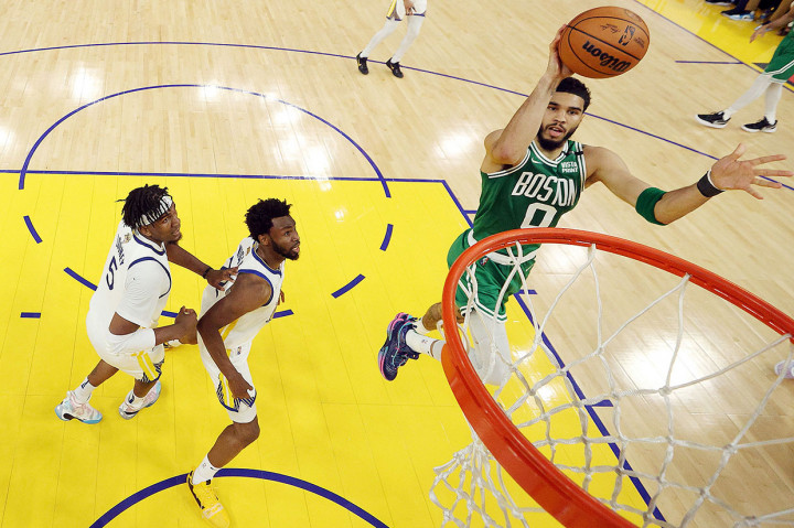 Sementara bintang utama Celtics, Jayson Tatum hanya mampu mencapai tingkat konversi percobaan terbuka 17,6 persen dan cuma mencetak 12 poin serta 13 assist.