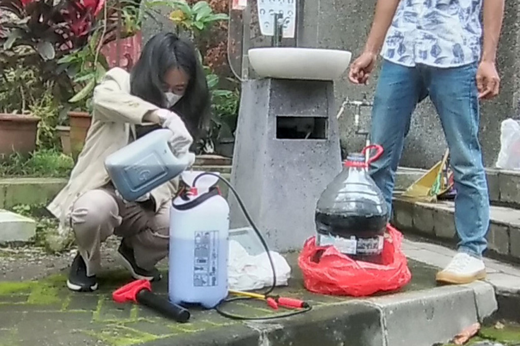 Mahasiswa Fakultas Biologi UGM, Rania Naura Anindhita tengah melakukan proses pencampuran air lindi dengan sejumlah cairan yang akan dijadikan eco lindi, cairan penghilang bau menyengat dari sampah.