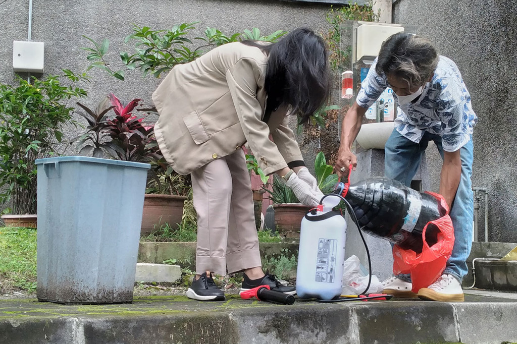 Rania menambahkan, eco lindi sangat bisa diterapkan untuk menghilangkan bau yang ada di TPST Piyungan Kabupaten Bantul, Daerah istimewa Yogyakarta (DIY). Seperti diketahui, bau menyengat cairan lindi di TPST Piyungan menjadi salah satu yang dikeluhkan warga hingga berujung pemblokiran beberapa waktu lalu.