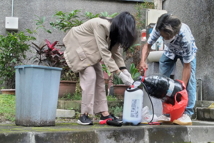 Rania menambahkan, eco lindi sangat bisa diterapkan untuk menghilangkan bau yang ada di TPST Piyungan Kabupaten Bantul, Daerah istimewa Yogyakarta (DIY). Seperti diketahui, bau menyengat cairan lindi di TPST Piyungan menjadi salah satu yang dikeluhkan warga hingga berujung pemblokiran beberapa waktu lalu.