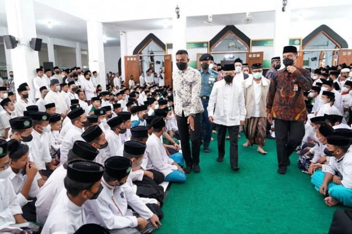 Wakil Presiden Ma'ruf Amin bersilaturahmi ke Pondok Pesantren Darul Ulum di Desa Rejoso, Peterongan, Jombang, pada hari keduanya melakukan kunjungan kerja di Jawa Timur, Jumat, 3 Juni 2022.