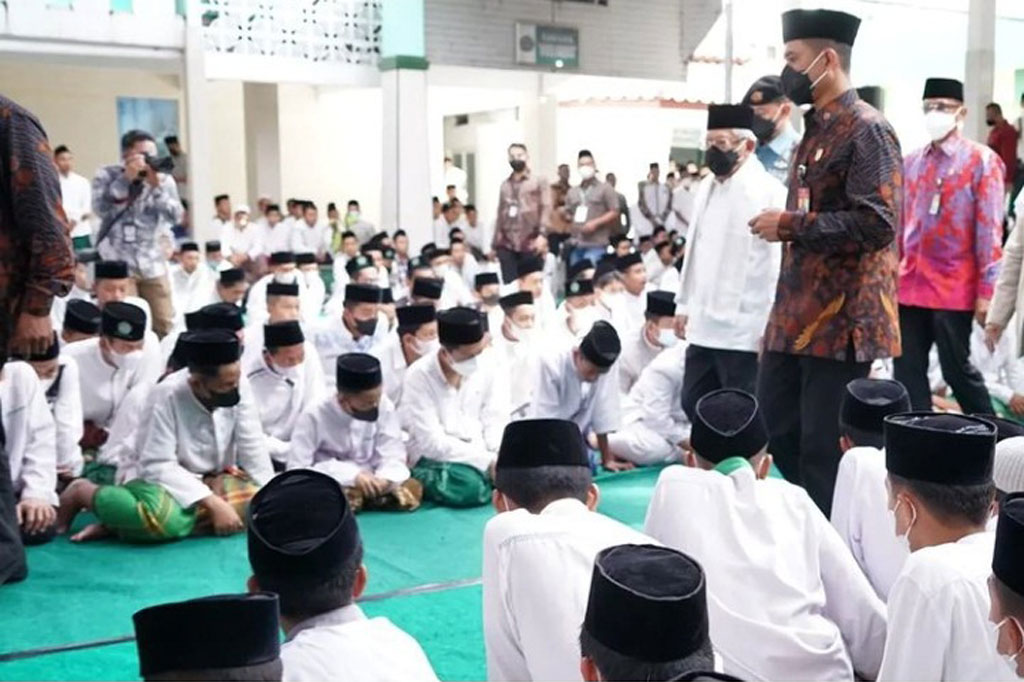 Wapres sempat melakukan salat Jumat di ponpes tersebut dengan bertindak sebagai imam.