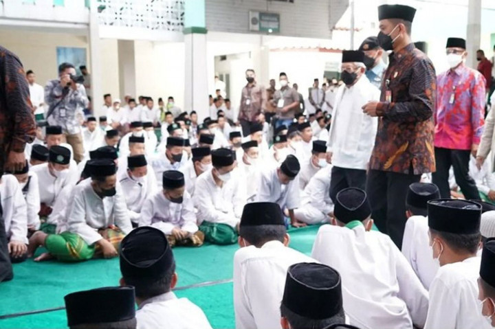 Wapres sempat melakukan salat Jumat di ponpes tersebut dengan bertindak sebagai imam.