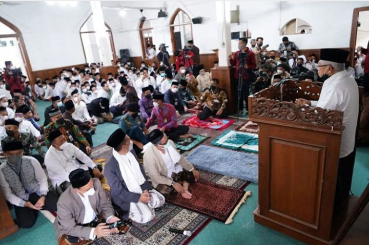 Wapres mengingatkan agar santri senantiasa berniat melakukan segala sesuatunya karena Allah SWT, bukan untuk kepentingan duniawi.