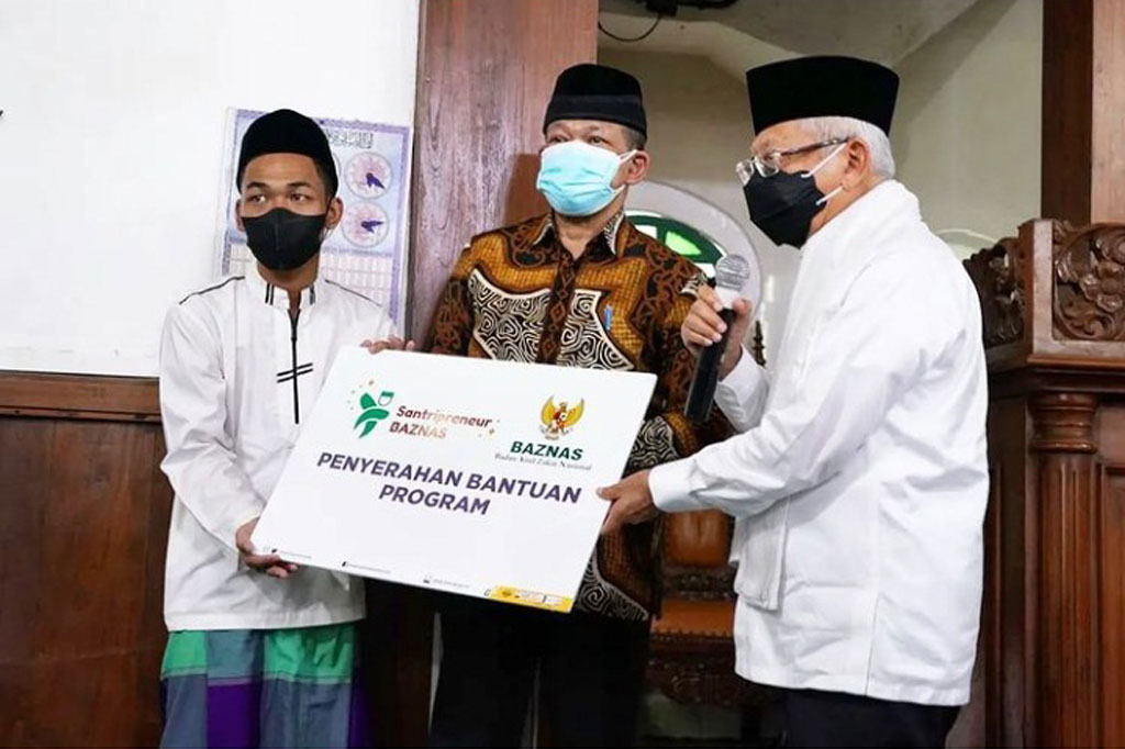 Wapres juga menyerahkan bantuan santripreneur secara simbolis dari Baznas kepada tiga perwakilan mustahik.