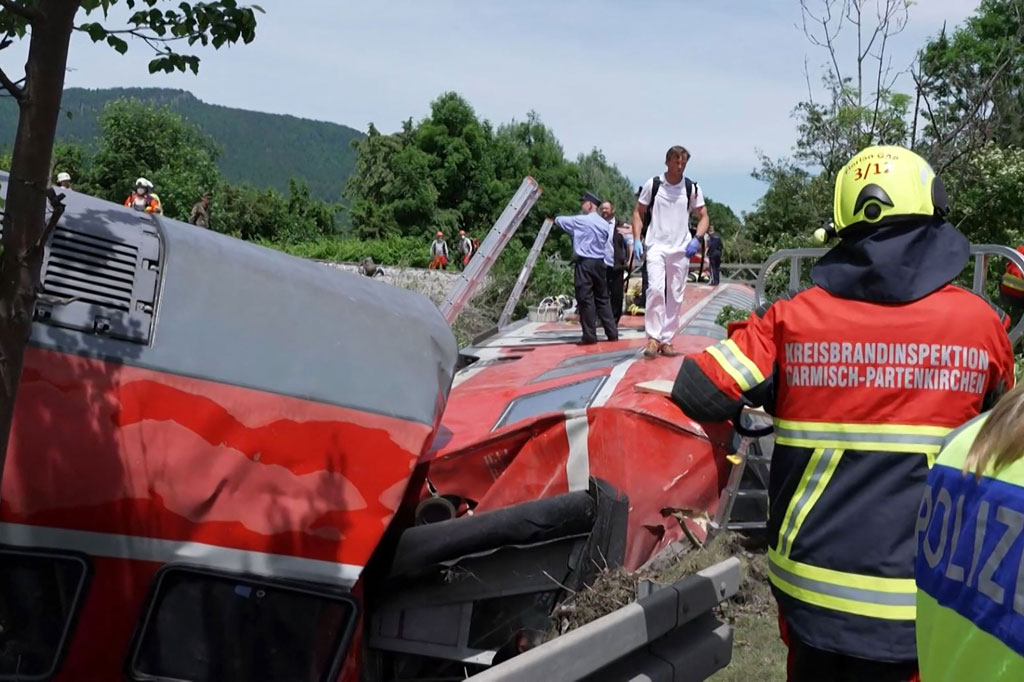 Sedikitnya tiga orang meninggal dunia dan beberapa lainnya luka-luka ketika sebuah kereta tergelincir di dekat resor Bavarian Alpine di Jerman selatan, Jumat, 3 Juni 2022.