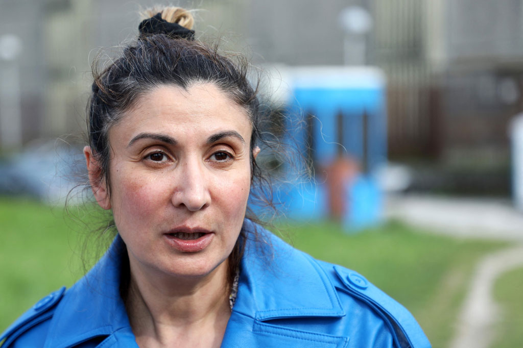 Tapi pengacara Pussy Riot dan Niyazova, Lina Budak, mengatakan surat perintah itu bermotif politik. Niyazova ditahan sebentar di Slovenia dengan surat perintah penangkapan yang sama yang dikeluarkan pada 2002 oleh Turkmenistan.