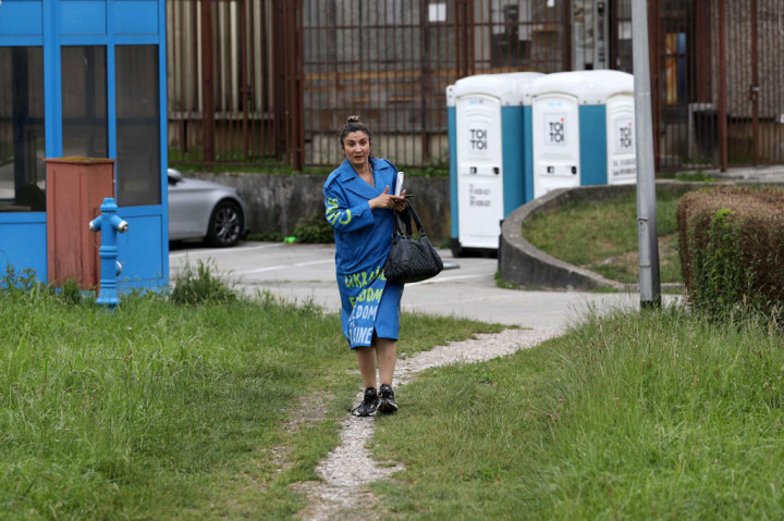 Aktivis politik Rusia yang terkait dengan grup punk rock Pussy Riot, Aisoltan Niyazova, berfoto setelah dibebaskan dari pusat penahanan ekstradisi di Remetinec, Zagreb selatan, Kroasia pada Jumat, 3 Juni 2022 waktu setempat.