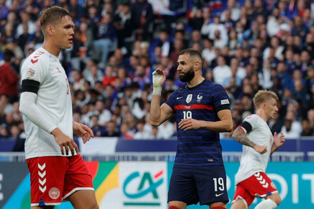 Prancis sempat menggebrak terlebih dahulu lewat penyerang Karim Benzema yang mampu merobek jala gawang dari Denmark. Namun gol tersebut dianulir wasit karena offside.