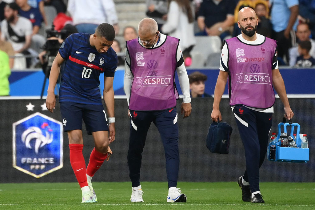 Setelah jeda babak pertama, Prancis harus kehilangan Kylian Mbappe karena cedera.