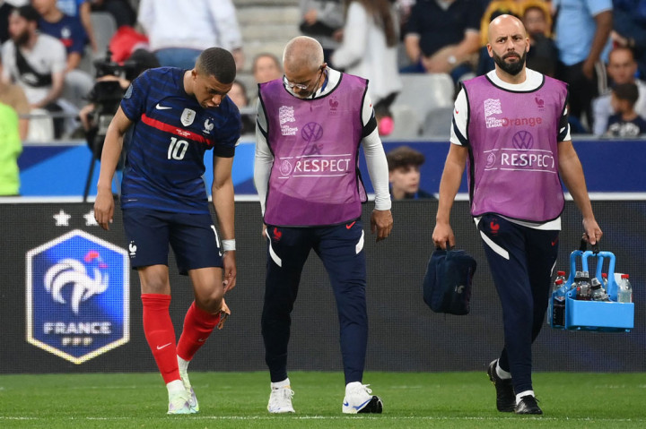 Setelah jeda babak pertama, Prancis harus kehilangan Kylian Mbappe karena cedera.