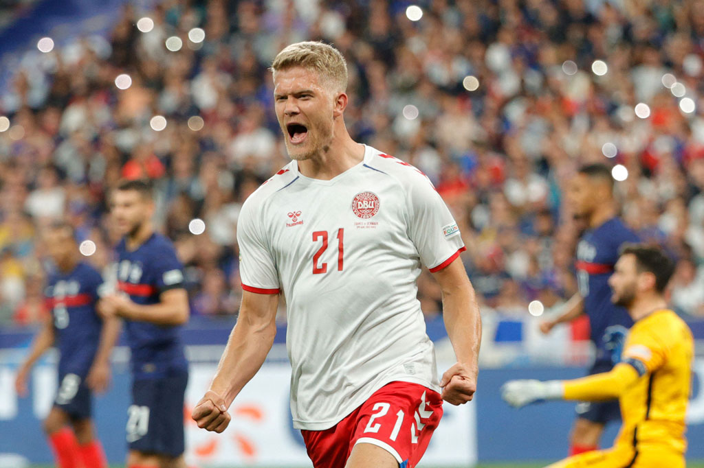 Prancis terus membuat Denmark berada di bawah tekanan sebelum akhirnya skuad asuhan Kasper Kjulmand itu mampu menyamakan kedudukan pada menit 68 melalui pemain pengganti Andreas Cornelius setelah menerima umpan dari Pierre-Emile Hojberg. Kedudukan menjadi sama kuat 1-1.