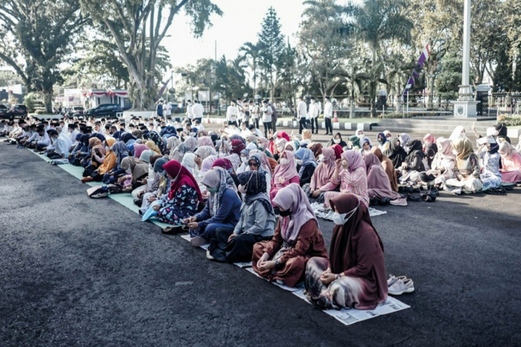 Pemerintah Kabupaten Ciamis menggelar doa bersama untuk keselamatan Emmeril Kahn Mumtadz (Eril), putra sulung Gubernur Jabar Ridwan Kamil yang dinyatakan hilang usai terseret arus saat berenang di Sungai Aare, Kota Bern, Swiss pada Kamis, 26 Mei 2022 lalu.