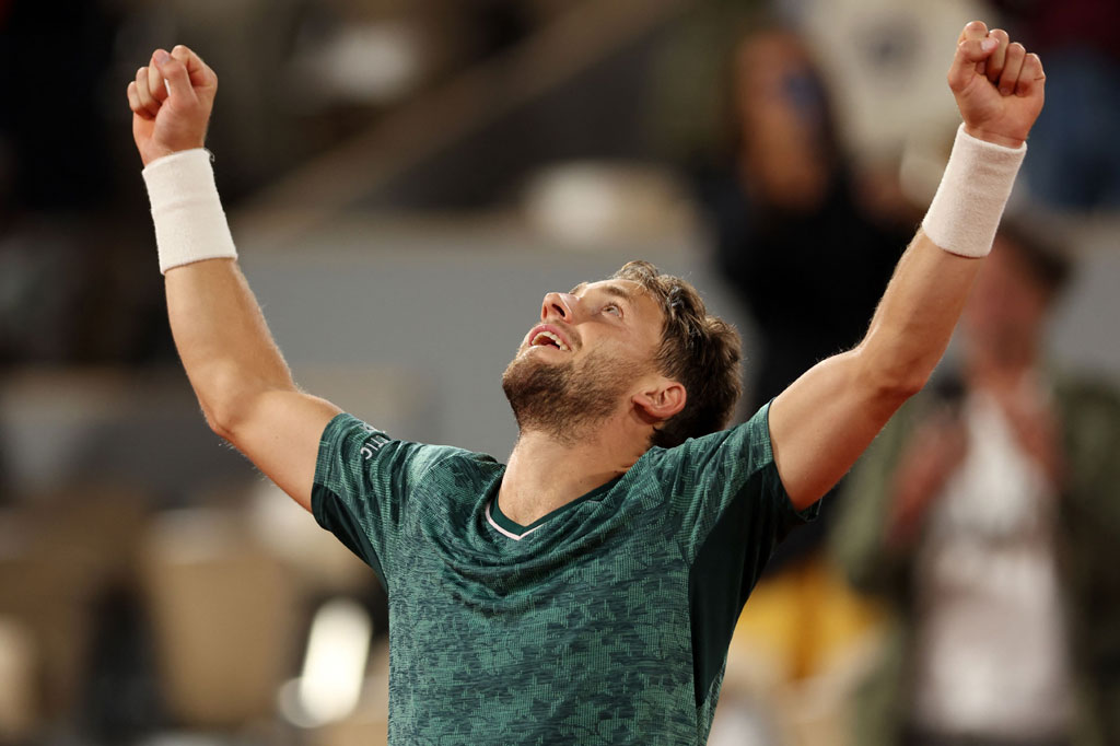 Casper Ruud melakukan selebrasi usai membukukan catatan baru bagi negaranya dengan menjadi petenis Norwegia pertama yang lolos ke babak final Grand Slam, Kamis, 3 Juni 2022 waktu setempat.