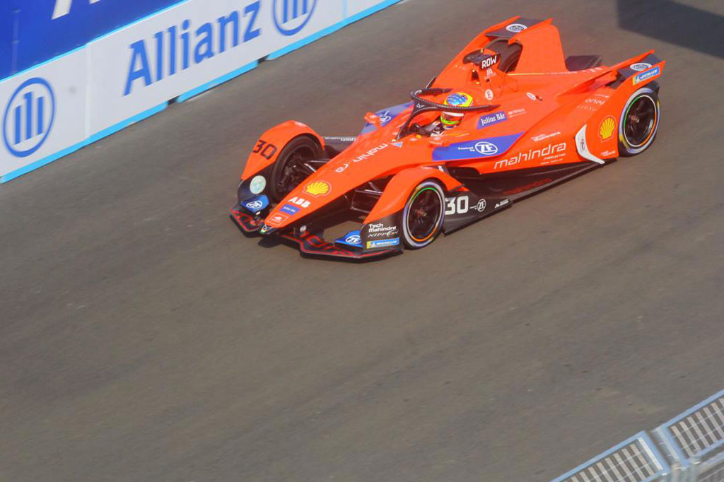 Pembalap Mahindra Racing Oliver Rowland melesat di urutan pertama dalam latihan bebas pertama atau free practice 1 menjelang Jakarta E-Prix, di Jakarta E-Prix International Circuit (JIEC), Sabtu, 4 Juni 2022 pagi.