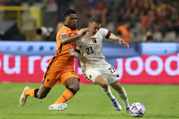 Di babak pertama, Belgia mengambil inisiatif menyerang terlebih dahulu. Pada menit ke-14, bek sayap Timothy Castagne mampu melepaskan tendangan yang masih mengenai mistar gawang Belanda.