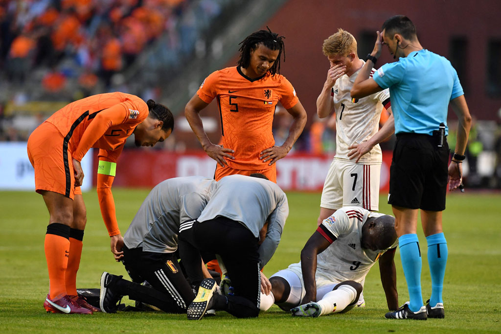 Pada menit ke-27, Belgia kehilangan penyerang andalan mereka Romelu Lukaku yang harus ditarik keluar lapangan karena cedera dan digantikan oleh Leandro Trossard.