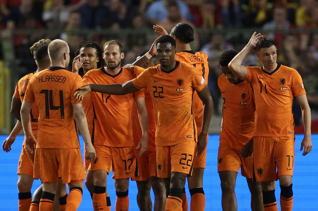 Berselang 10 menit, tim tamu menggandakan keunggulan mereka menjadi 3-0. kali ini giliran bek sayap Denzel Dumfries yang mencetak gol setelah menerima umpan terobosan dari Daley Blind.