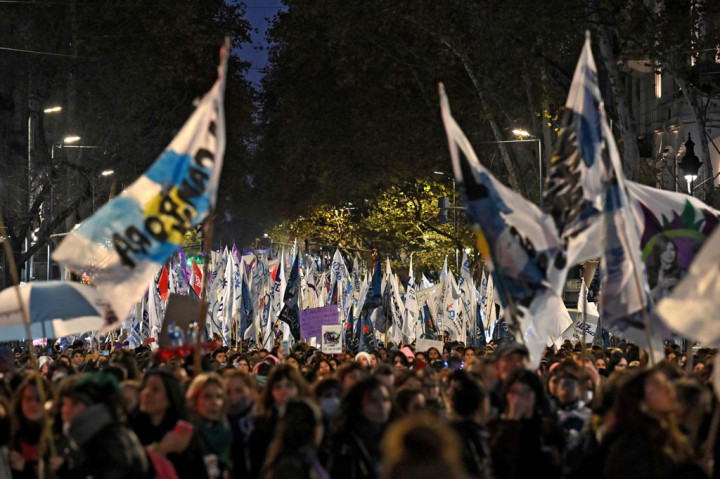 Ribuan orang mengikuti pawai untuk menentang pembunuhan perempuan karena gendernya atau femisida dan kekerasan gender, di ibu kota Argentina, Buenos Aires pada Jumat 3 Juni 2022 waktu setempat.