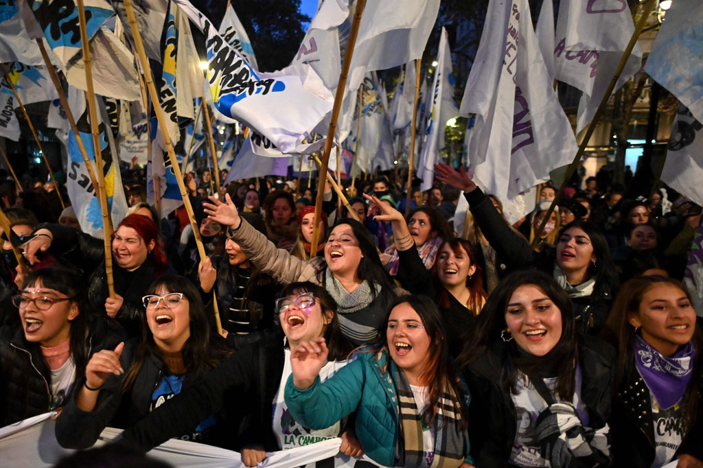 Para pengunjuk rasa memegang spanduk bertuliskan 'Kami ingin tetap hidup', sementara yang lain menampilkan foto-foto korban pembunuhan.