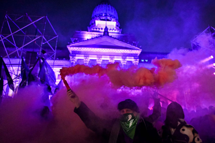 Pada malam hari, lampu-lampu yang menerangi parlemen Argentina menyala dalam warna merah muda sebagai bentuk solidaritas.