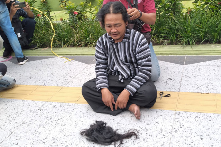 Seorang warga Kota Yogyakarta, Widodo alias Dodok Putra Bangsa syukuran dengan cara potong rambut atas tertangkapnya mantan Wali Kota Yogyakarta, Haryadi Suyuti. Aksi itu dilakukan di tepi jalan dekat Kantor Wali Kota Yogyakarta, Sabtu, 4 Juni 2022.