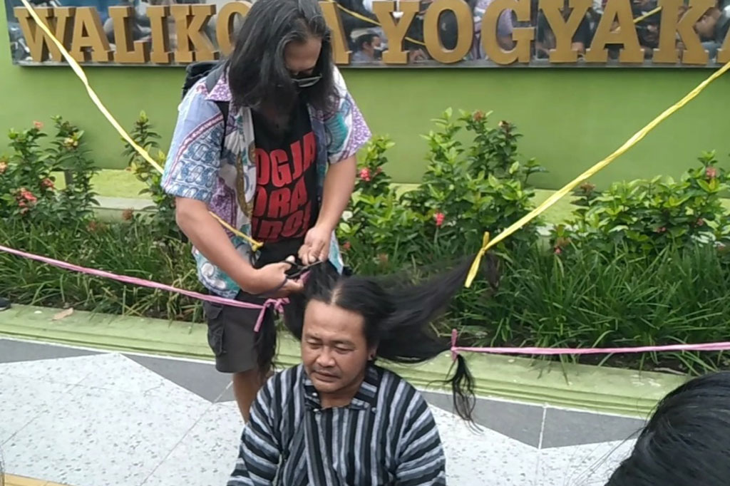 Rambut panjang Dodok diikat di empat sudut kemudian dipotong oleh beberapa orang, di antaranya Bintang Hanggono (pegiat Walhi Yogyakarta), Arif (seniman mural tulisan 'Jogja Ora Didol' yang disidang atas tuduhan vandalisme), dan dilanjutkan sejumlah warga dan pegiat warga berdaya.
