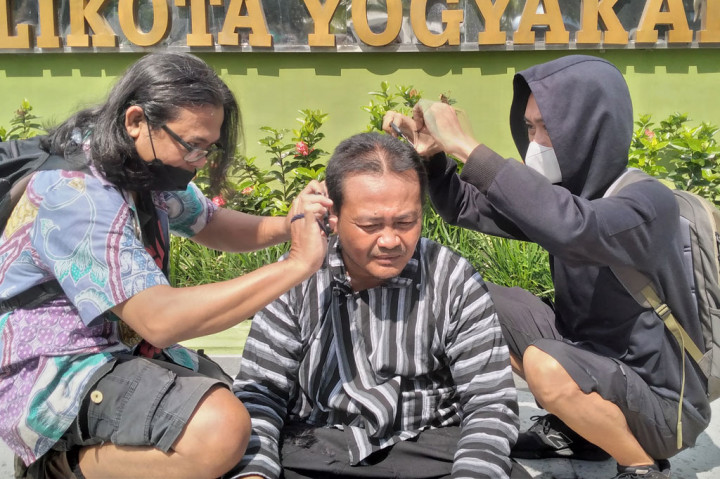 Dodok mengatakan aksi potong rambut hingga tandas itu menjadi bagian rasa syukur mulai terbongkarnya tindak rasuah yang dilakukan kepala daerah. Apalagi, ia menduga tindakan culas Haryadi berpotensi dilakukan selama dua periode jabatannya.