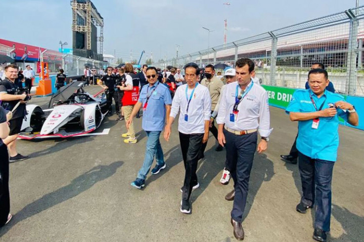 Presiden Joko Widodo menyaksikan secara langsung gelaran balap Formula E yang digelar di Sirkuit Formula E, Jakarta, Sabtu, 4 Juni 2022. 