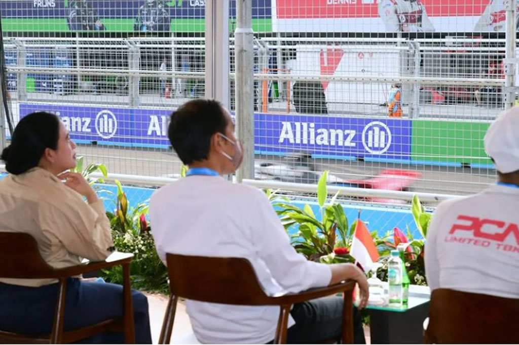 Presiden Jokowi menyaksikan gelaran Formula E didampingi Ketua DPR Puan Maharani