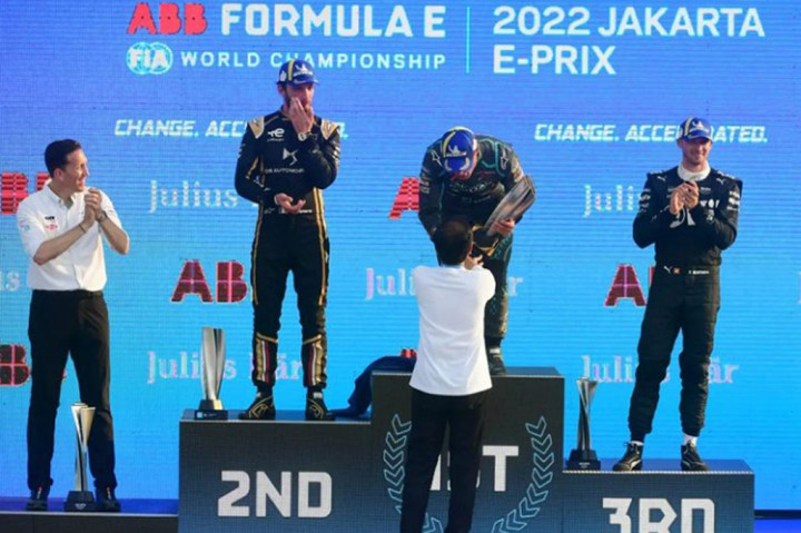 Presiden Joko Widodo juga turut menyerahkan trofi kepada pemenang balapan bertajuk 2022 Jakarta E-Prix, yakni Mitch Evans.