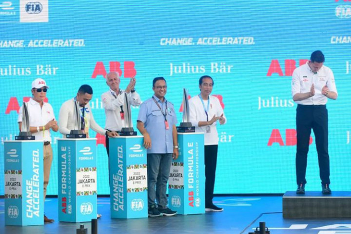 Sementara itu, Gubernur DKI Jakarta Anies Baswedan menyerahkan trofi kepada perwakilan tim Jaguar TCS Racing yang keluar sebagai juara kontraktor Jakarta E-Prix 2022.