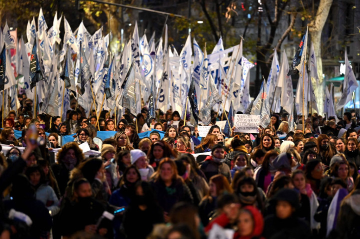 Ribuan orang mengikuti pawai untuk menentang pembunuhan perempuan karena gendernya atau femisida dan kekerasan gender, di ibu kota Argentina, Buenos Aires pada Jumat 3 Juni 2022 waktu setempat.