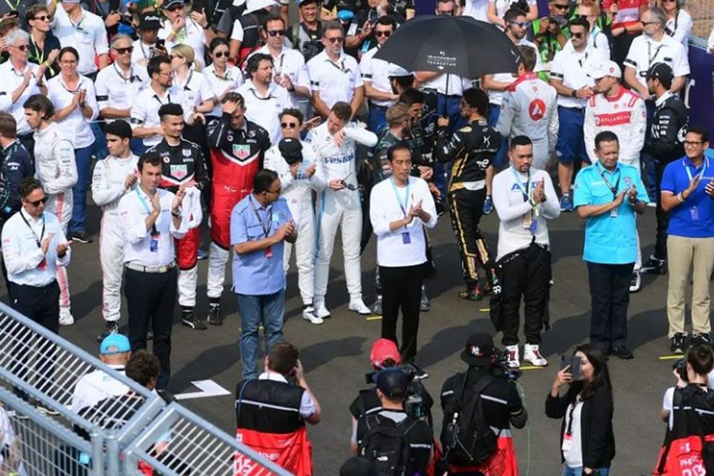 Presiden Joko Widodo menyaksikan secara langsung gelaran balap Formula E yang digelar di Sirkuit Formula E, Jakarta, Sabtu, 4 Juni 2022.