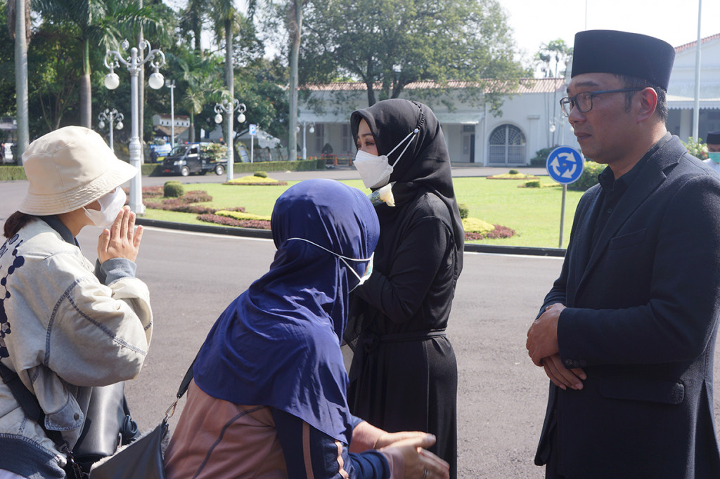 Gubernur Jawa Barat Ridwan Kamil bersama istri Atalia Praratya menemui warga yang ingin bertakziah di halaman Gedung Pakuan, Kota Bandung, Minggu, 5 Juni 2022. 