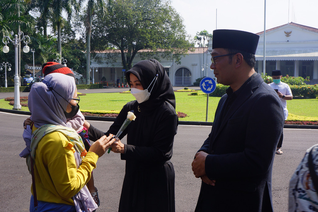 Ratusan warga satu persatu bersalaman dengan Ridwan Kamil dan Atalia secara tertib di dekat pagar Gedung Pakuan. Tak sedikit isak tangis warga pecah ketika bersalaman dengan Ridwan Kamil.